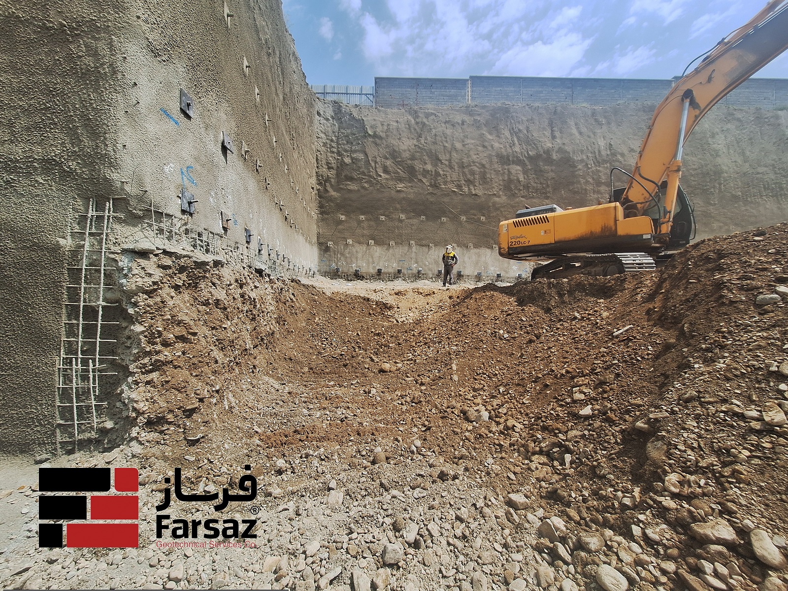 عملیات اجرای تراز بعدی برای حفاری نیلینگ و پایدار سازی خاک در پروژه عمرانی