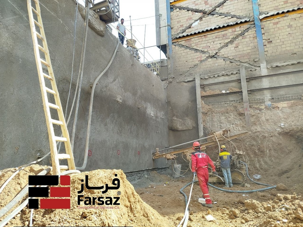 عملیات حفاری گمانه جهت نصب میلگرد‌های نیلینگ برای پایدارسازی دیواره خاک