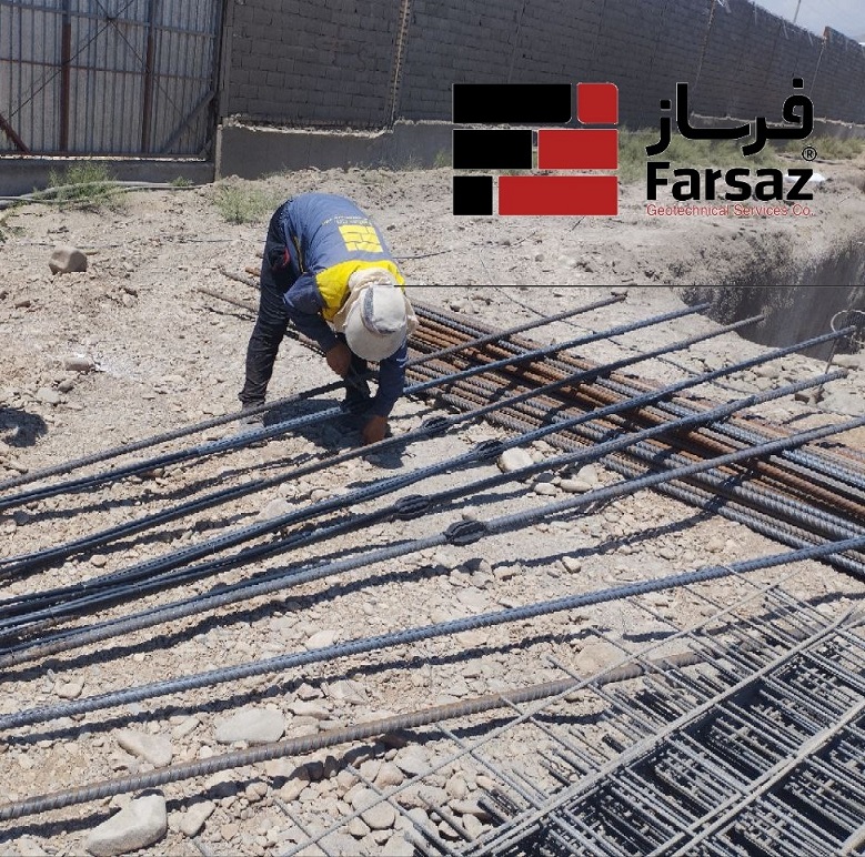 مونتاژ میلگرد‌های نیلینگ و نصب اسپیسر‌ها برای پایدارسازی دیواره خاک در پروژه عمرانی